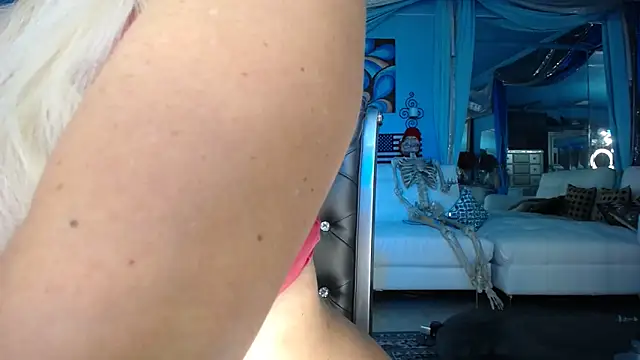 ADRIANNA FOX online show from 10, 9, 2025