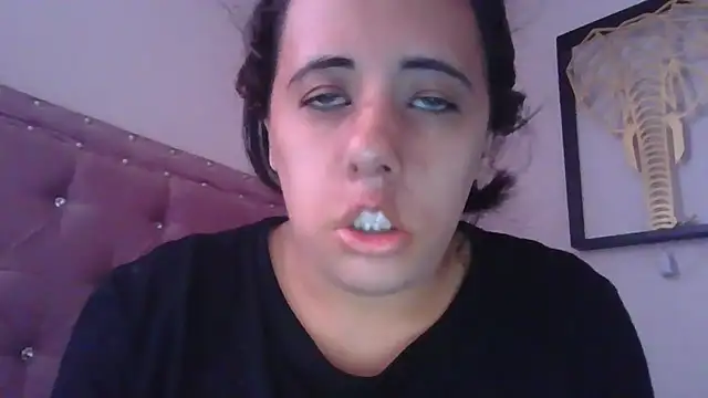 Snapshot of annarose19 chatting on 20, 11, 2025 annarose19 online show from 20, 11, 2025