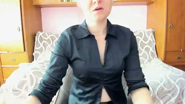 Snapshot of HolmesAriana chatting on 5, 2, 2025 HolmesAriana online show from 5, 2, 2025