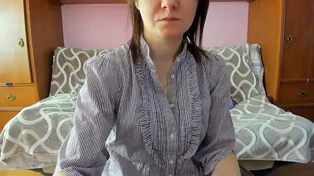 Snapshot of HolmesAriana chatting on 2, 2, 2025 HolmesAriana online show from 2, 2, 2025