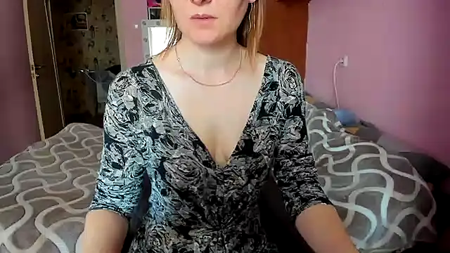Snapshot of HolmesAriana chatting on 12, 9, 2025 HolmesAriana online show from 12, 9, 2025