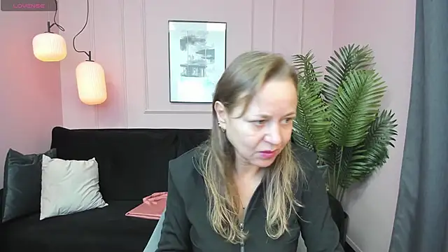 Snapshot of GabrielGold chatting on 3, 10, 2025 GabrielGold online show from 3, 10, 2025