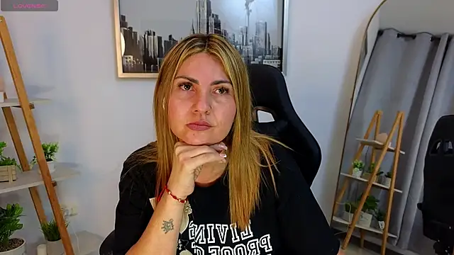 Snapshot of bella__adams chatting on 18, 10, 2025 bella adams online show from 18, 10, 2025