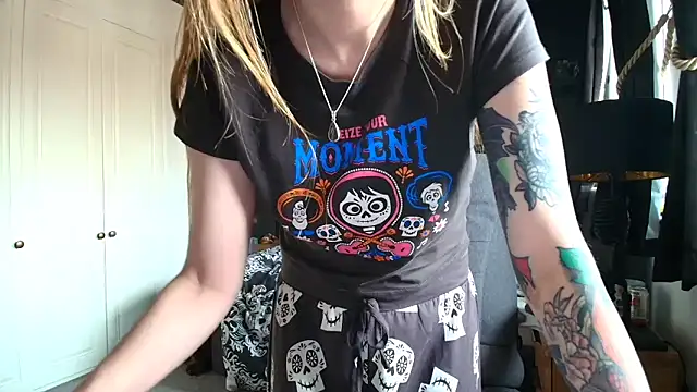 Snapshot of short_sweetpea chatting on 15, 10, 2025 short sweetpea online show from 15, 10, 2025