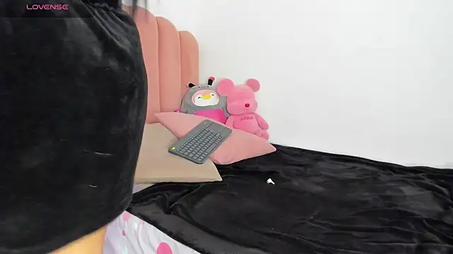 julieth sanz online show from 6, 3, 2025