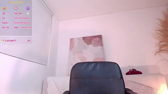 Snapshot of VictoriaLeia chatting on 2, 7, 2026 VictoriaLeia online show from 2, 7, 2026