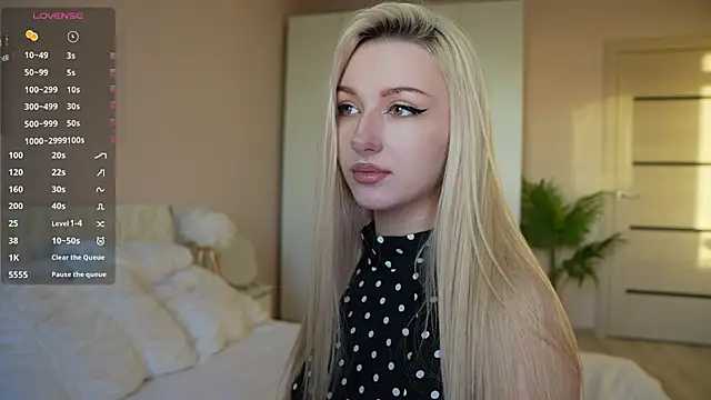 Snapshot of CatchMe1 chatting on 8, 10, 2025 CatchMe1 online show from 8, 10, 2025