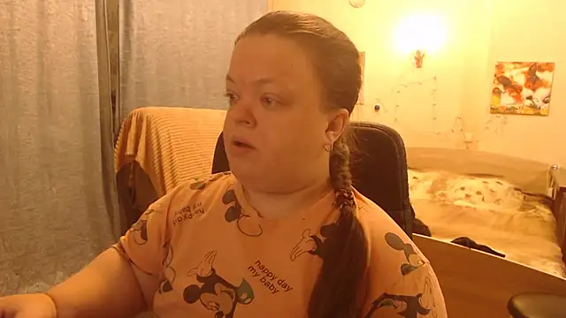 Janiffer MiMi online show from 1, 2, 2025