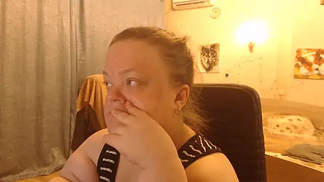 Janiffer MiMi online show from 1, 2, 2025