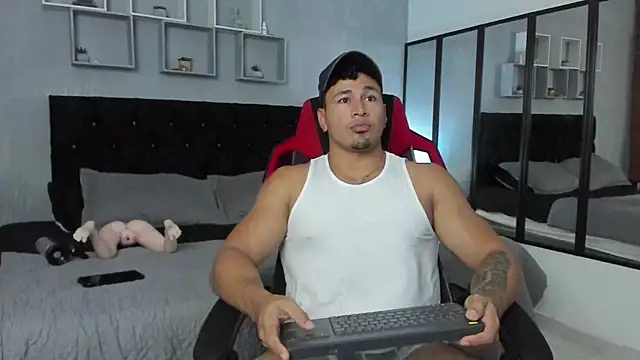 Snapshot of tyler_hank01 chatting on 15, 10, 2025 tyler hank01 online show from 15, 10, 2025