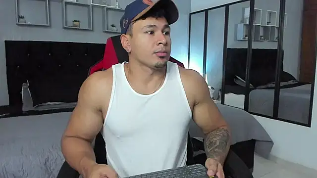 Snapshot of tyler_hank01 chatting on 13, 10, 2025 tyler hank01 online show from 13, 10, 2025