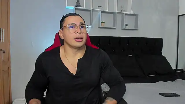 Snapshot of tyler_hank01 chatting on 2, 12, 2025 tyler hank01 online show from 2, 12, 2025