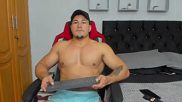 Snapshot of tyler_hank01 chatting on 8, 6, 2026 tyler hank01 online show from 8, 6, 2026