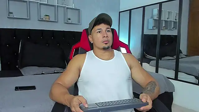 Snapshot of tyler_hank01 chatting on 30, 10, 2025 tyler hank01 online show from 30, 10, 2025