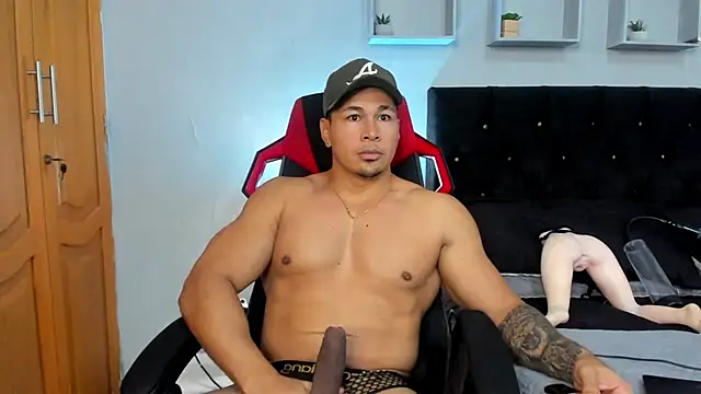 Snapshot of tyler_hank01 chatting on 29, 11, 2025 tyler hank01 online show from 29, 11, 2025