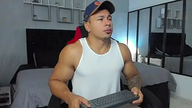 Snapshot of tyler_hank01 chatting on 11, 10, 2025 tyler hank01 online show from 11, 10, 2025