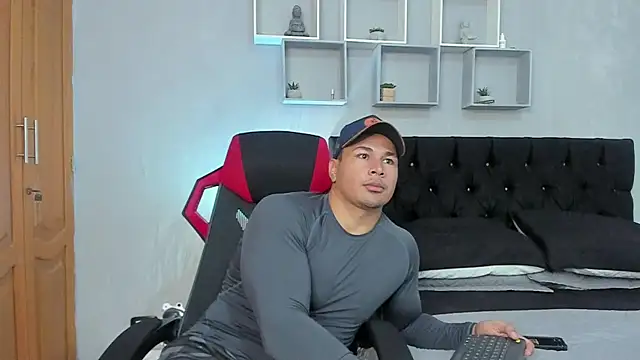 Snapshot of tyler_hank01 chatting on 23, 11, 2025 tyler hank01 online show from 23, 11, 2025