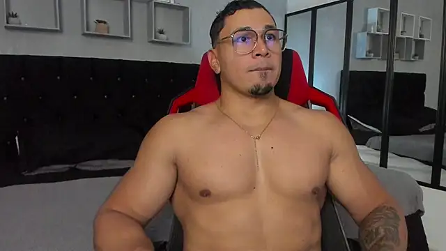 Snapshot of tyler_hank01 chatting on 28, 10, 2025 tyler hank01 online show from 28, 10, 2025