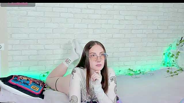 Snapshot of LinaKenny chatting on 2, 12, 2025 LinaKenny online show from 2, 12, 2025