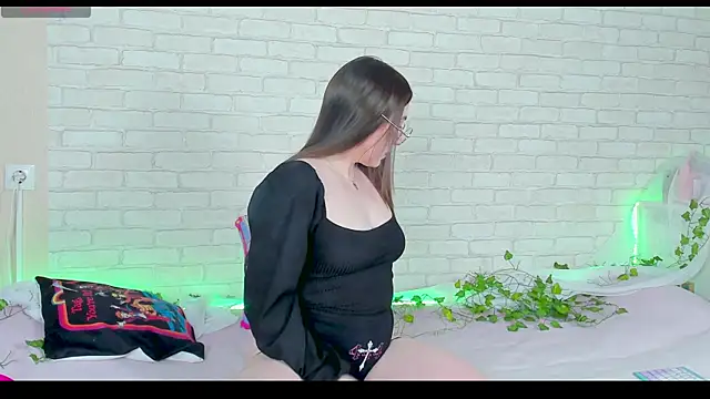 Snapshot of LinaKenny chatting on 13, 11, 2025 LinaKenny online show from 13, 11, 2025