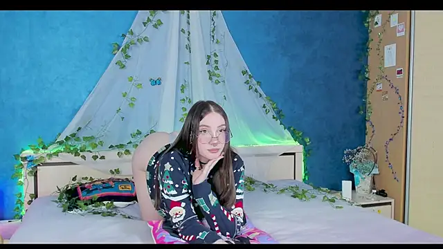 Snapshot of LinaKenny chatting on 17, 12, 2024 LinaKenny online show from 17, 12, 2024