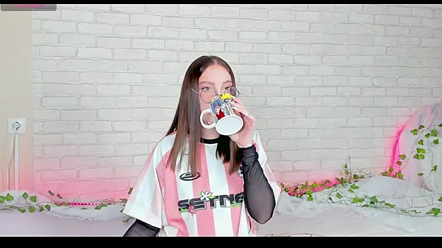 Snapshot of LinaKenny chatting on 12, 11, 2025 LinaKenny online show from 12, 11, 2025