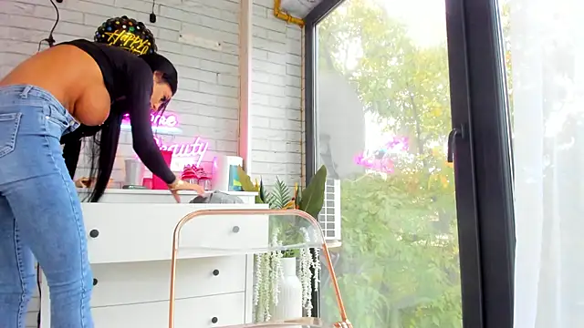 Snapshot of Britney_Charm_ chatting on 12, 10, 2025 Britney Charm online show from 12, 10, 2025