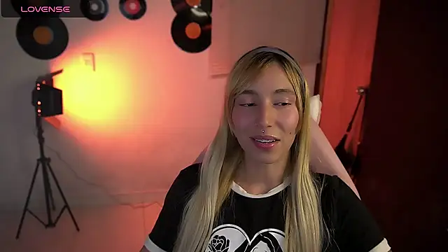 Saucy Jenn online show from 19, 4, 2026