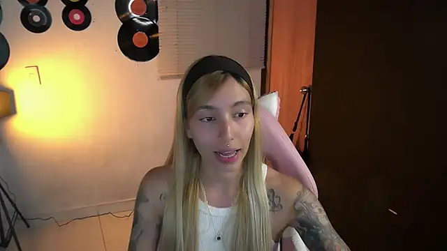 Saucy Jenn online show from 26, 4, 2026