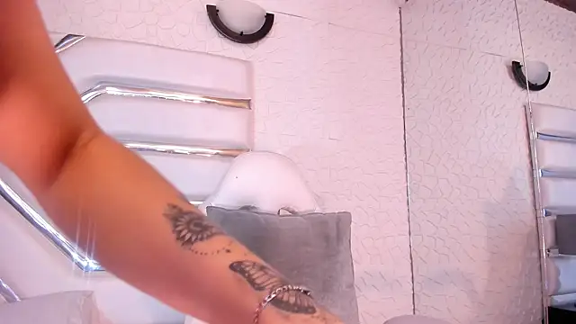 JuliaDawson  online show from 30, 10, 2025