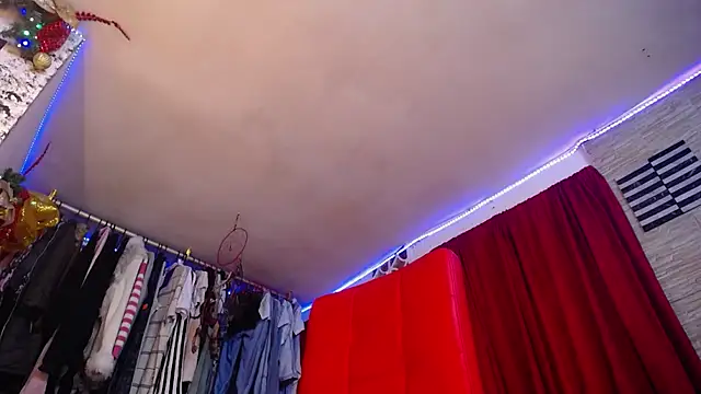 hornytsblonde online show from 18, 12, 2025