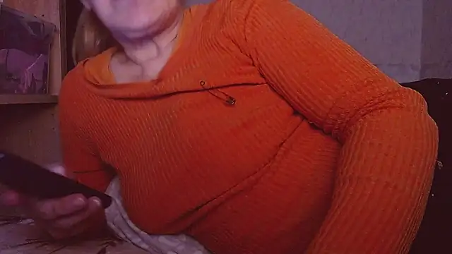 Snapshot of MadamBombShell chatting on 18, 11, 2025 MadamBombShell online show from 18, 11, 2025