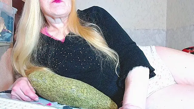 Snapshot of MadamBombShell chatting on 14, 10, 2025 MadamBombShell online show from 14, 10, 2025