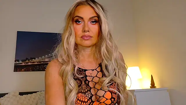 Tinkerbell822 online show from 27, 10, 2025