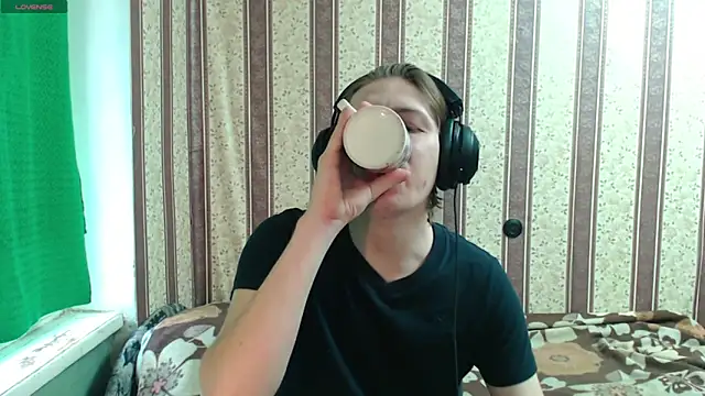 Snapshot of darienlarge chatting on 24, 10, 2025 darienlarge online show from 24, 10, 2025