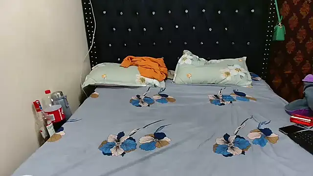 Toomuchbooty33 online show from 23, 7, 2026