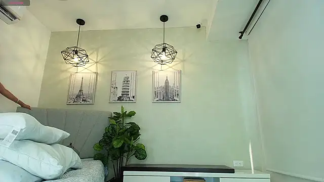 Sassy--Girl online show from 12, 11, 2025