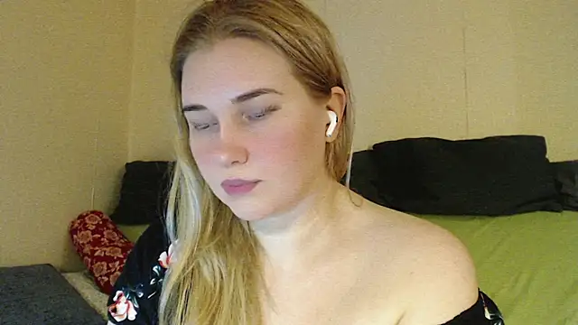 Snapshot of mmmPinUpGirl chatting on 28, 10, 2025 mmmPinUpGirl online show from 28, 10, 2025