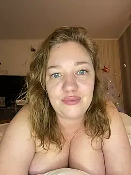 Snapshot of BBWOOW chatting on 4, 1, 2025 BBWOOW online show from 4, 1, 2025