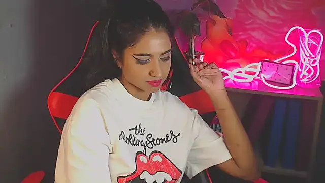 Delilah Blazee online show from 17, 3, 2025