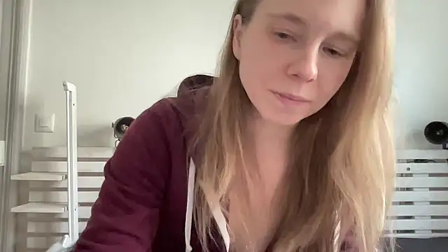 SweetLucy96 online show from 24, 12, 2024