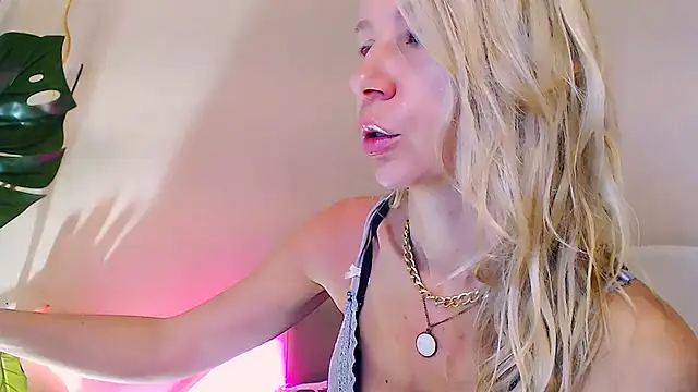 Snapshot of OLIVIA_CANDY chatting on 1, 6, 2026 OLIVIA CANDY online show from 1, 6, 2026