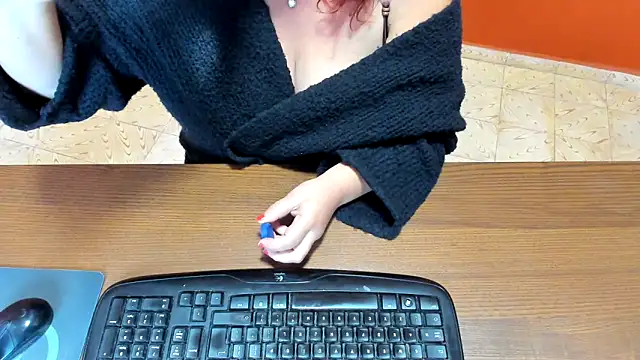 NikkiHolland online show from 5, 11, 2025