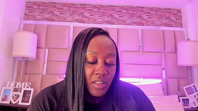 ShaniaBrownn online show from 6, 1, 2026