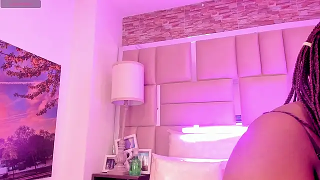 ShaniaBrownn online show from 25, 5, 2026