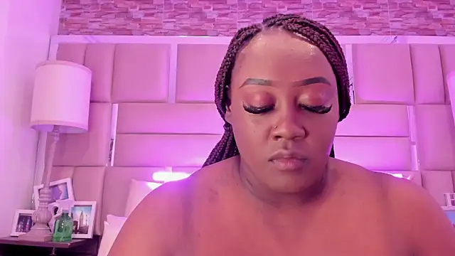 ShaniaBrownn online show from 6, 5, 2026