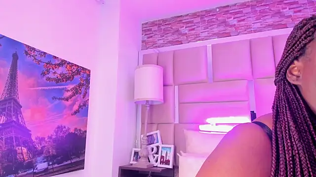 ShaniaBrownn online show from 21, 4, 2026