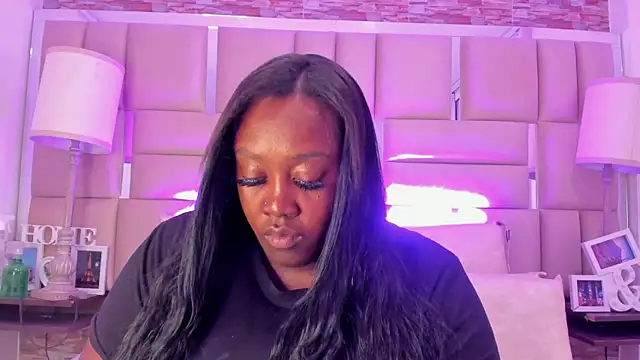 Snapshot of ShaniaBrownn chatting on 11, 11, 2025 ShaniaBrownn online show from 11, 11, 2025