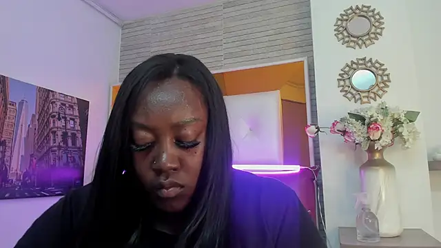 Snapshot of ShaniaBrownn chatting on 4, 11, 2025 ShaniaBrownn online show from 4, 11, 2025