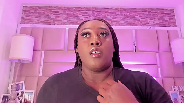 ShaniaBrownn online show from 5, 5, 2026